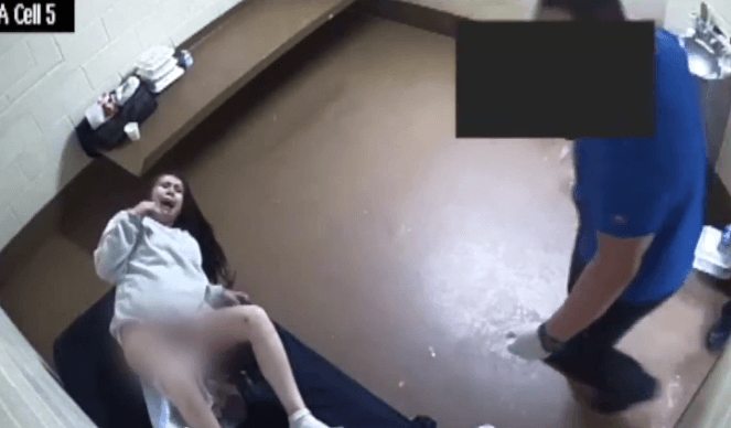 Tek başına hücrede doğum yaptı! Hapishanede kendi göbek bağını...