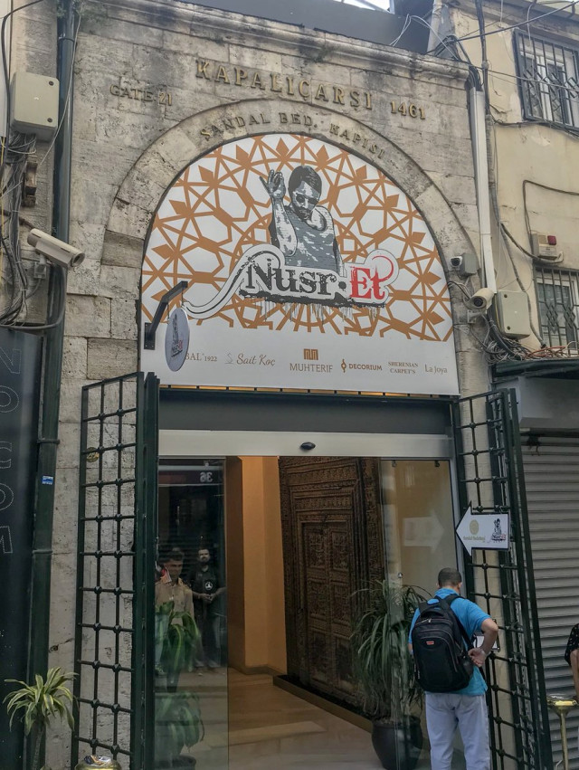 Nusr-et'in Kapalıçarşı'ya astığı tabela indirildi