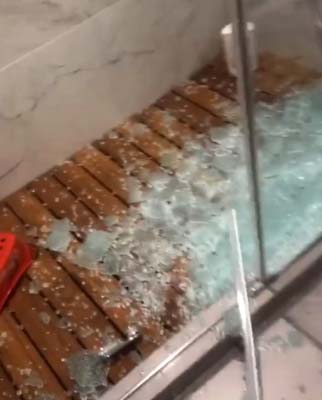 Ece Erken sinir krizi geçirdi! Oğlu banyodayken duşa kabin patladı!