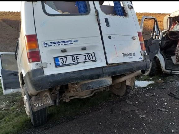 Şanlıurfada öğrenci servisi ve işçi servisi çarpıştı