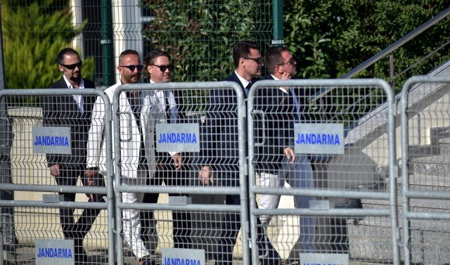 Adnan Oktar davasında ilginç an! Mahkeme önünde davul zurna çaldırdı...