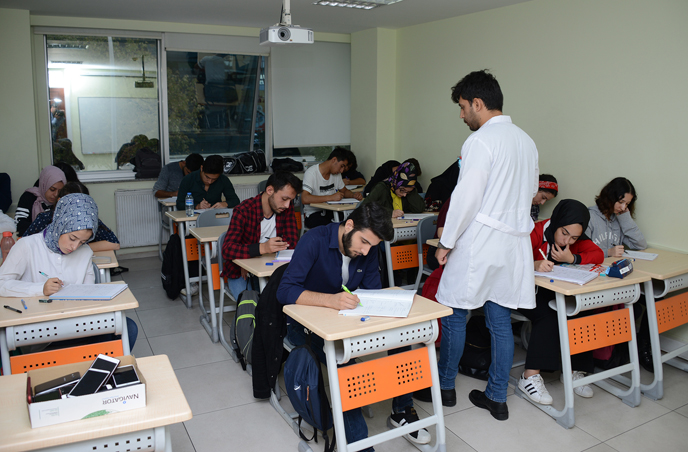 Tuzla Belediyesi Gençlik Merkezi’nde öğrenciler üniversiteye ilk adımını attı