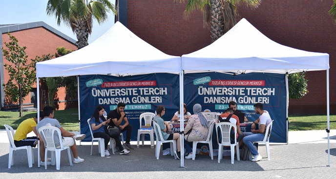 Tuzla Belediyesi Gençlik Merkezi’nde öğrenciler üniversiteye ilk adımını attı