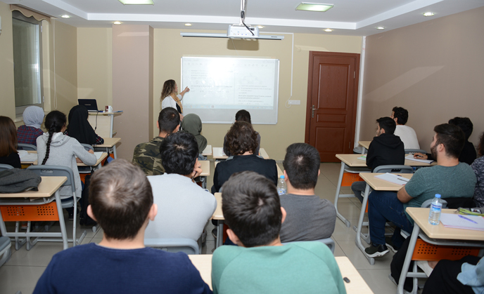 Tuzla Belediyesi Gençlik Merkezi’nde öğrenciler üniversiteye ilk adımını attı