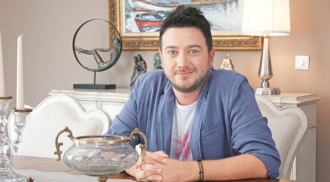 Yemekteyiz programının sunucusu Onur Büyüktopçu kimdir?