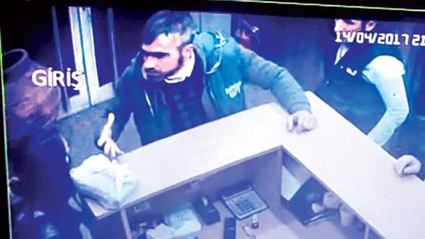 Otel girişinde eşini defalarca bıçaklayarak öldürdü! Görüntüleri izleyenler…