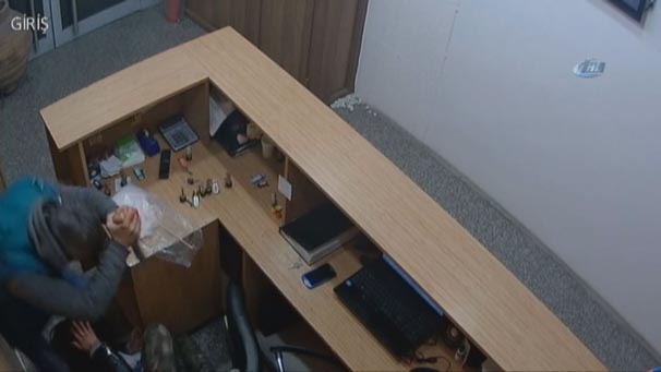 Otel girişinde eşini defalarca bıçaklayarak öldürdü! Görüntüleri izleyenler…