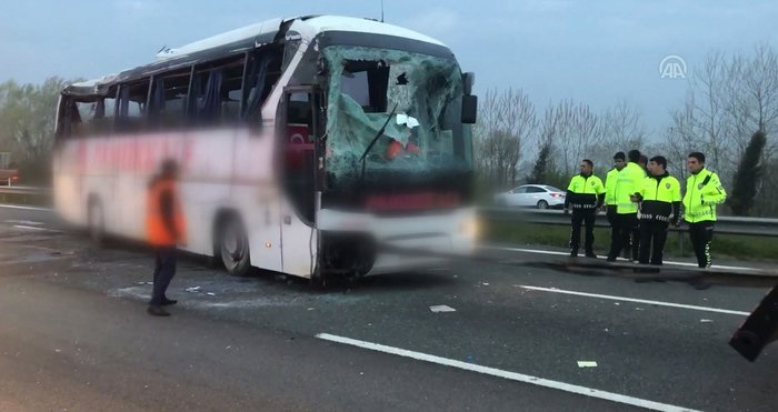 Son dakika... Sakarya'da yolcu otobüsü devrildi!