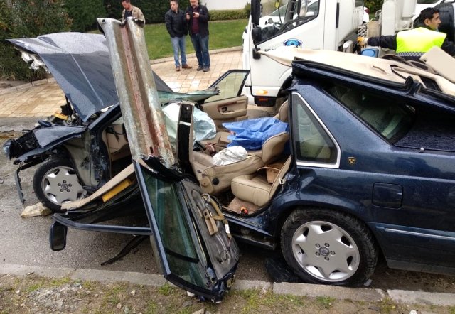 Korkunç kaza! Demir bariyer, sürücünün karnına kaplandı