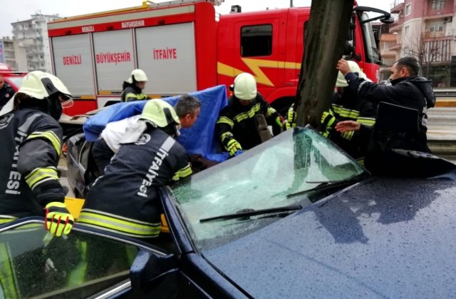 Korkunç kaza! Demir bariyer, sürücünün karnına kaplandı