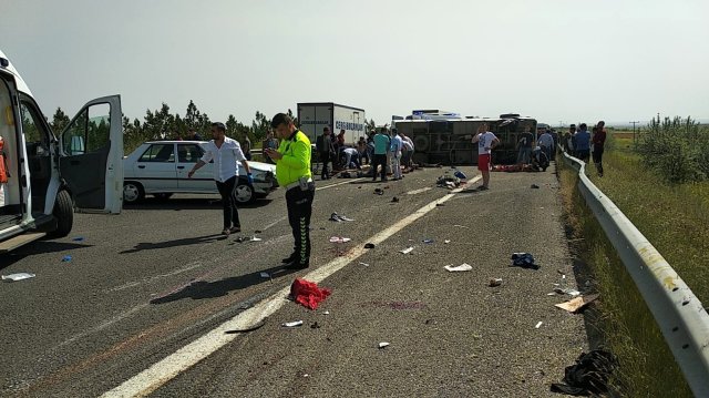 Şanlıurfa'da feci kaza: Minibüs devrildi! Ölü ve yaralılar var