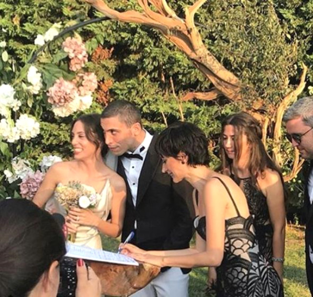 Can Bonomo ile evlenen Öykü Karayel'in gelinliğinin detayları paylaşıldı