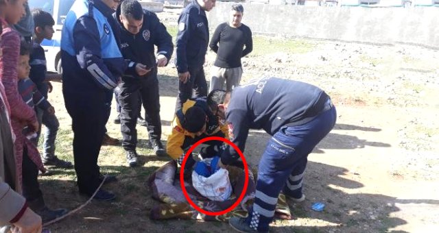 Oyun oynayan çocuklar çuvalın içine konmuş yeni doğan bebek buldu
