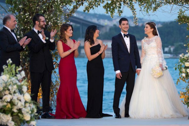 Oyuncu çift Ezgi Eyüboğlu ve Kaan Yıldırım anlaşmalı olarak boşandı