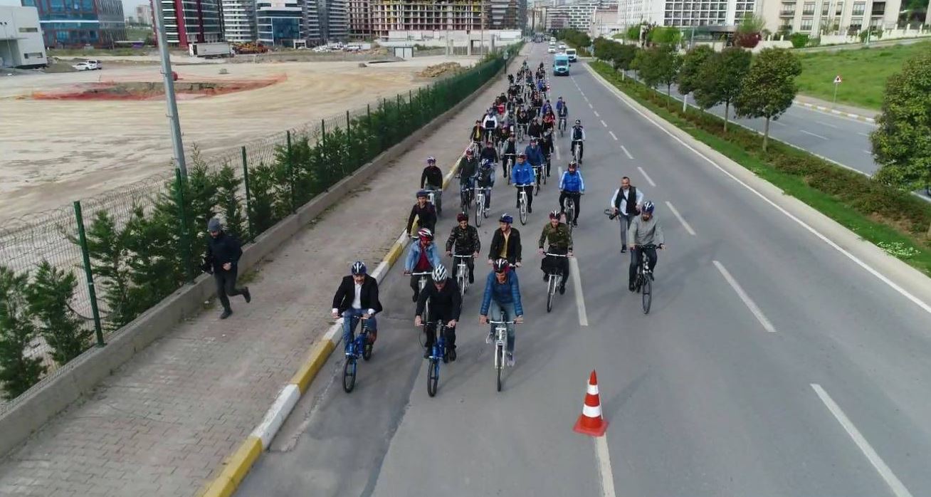 Kenan Şahin Öğrencilerle Buluşmaya Bisikletle Gitti