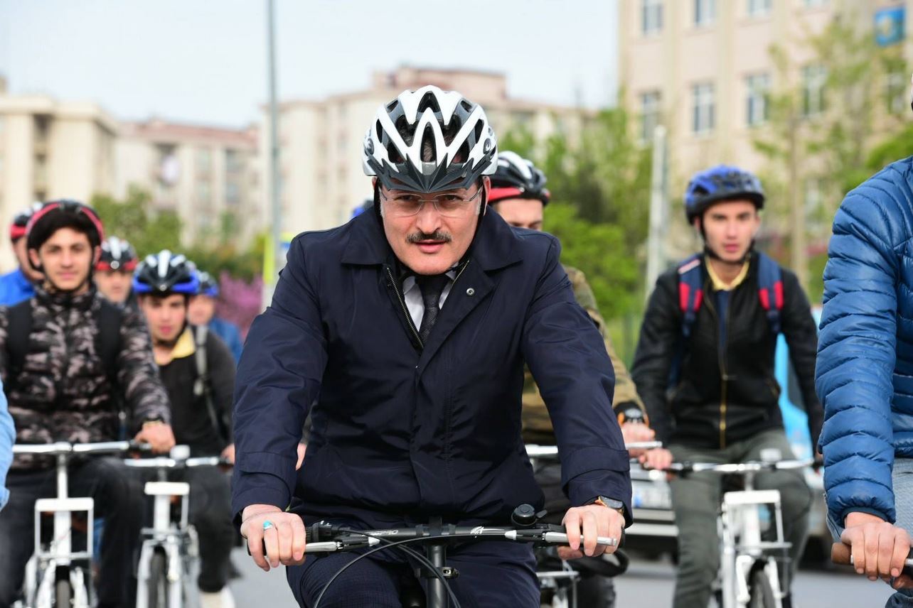 Kenan Şahin Öğrencilerle Buluşmaya Bisikletle Gitti