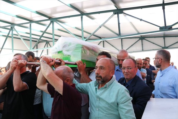 Kazada ölen ikizler yan yana defnedildi