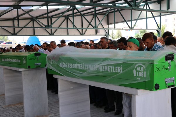 Kazada ölen ikizler yan yana defnedildi