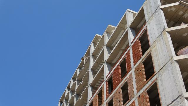 Pendik'te parasını alamayan adam çatıya çıktı! Parayı hesapta görünce, intihardan vazgeçti