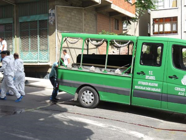 Pendik Kaynarca'da ayaklarından çarşafla bağlanan kişi 4. kattan aşağı atıldı!