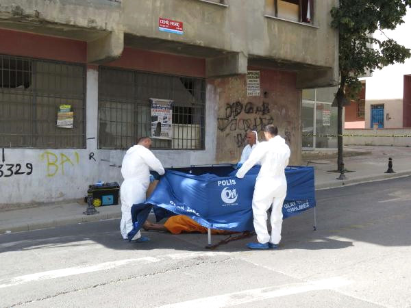 Pendik Kaynarca'da ayaklarından çarşafla bağlanan kişi 4. kattan aşağı atıldı!