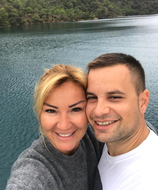 Pınar Altuğ Takipçisine Tepki Gösterdi