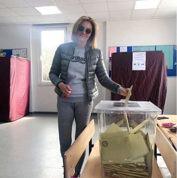 Pınar Altuğ seçim kıyafeti nedir? Pınar Altuğ tayt görüntüsü!