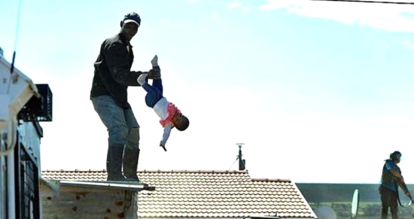 Gecekondusunu Yıktırmak İstemeyen Baba Çocuğunu Çatıdan Fırlattı