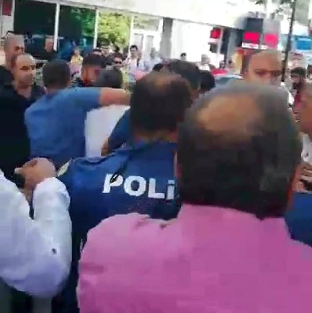 İki kız çocuğuna cinsel saldırıda bulunan adam linç edilmekten son anda kurtarıldı