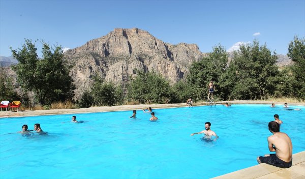 Çukurcalı gençlerin havuz keyfi