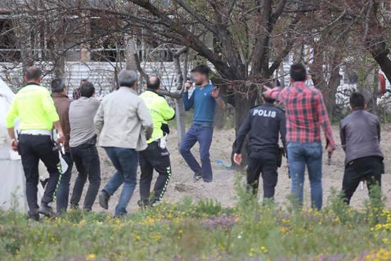 Köşeye sıkışınca kendini vurmakla tehdit etti
