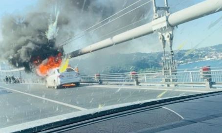 15 Temmuz Şehitler Köprüsü'nde otomobil yangını