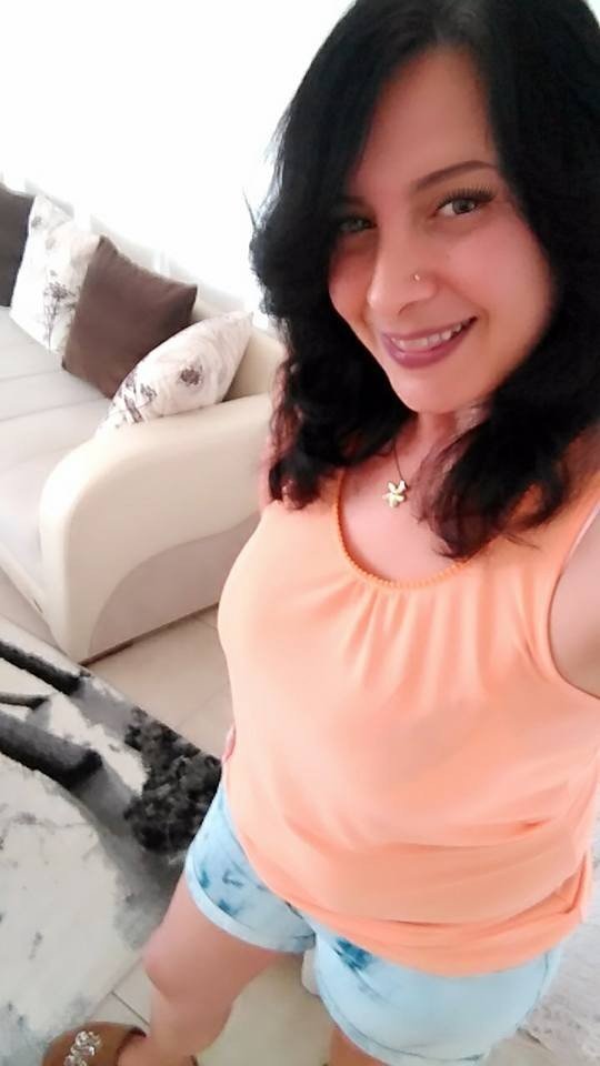 Dişlerini beyazlatmak için tüm dişlerinden olan kadının tedavisi başladı