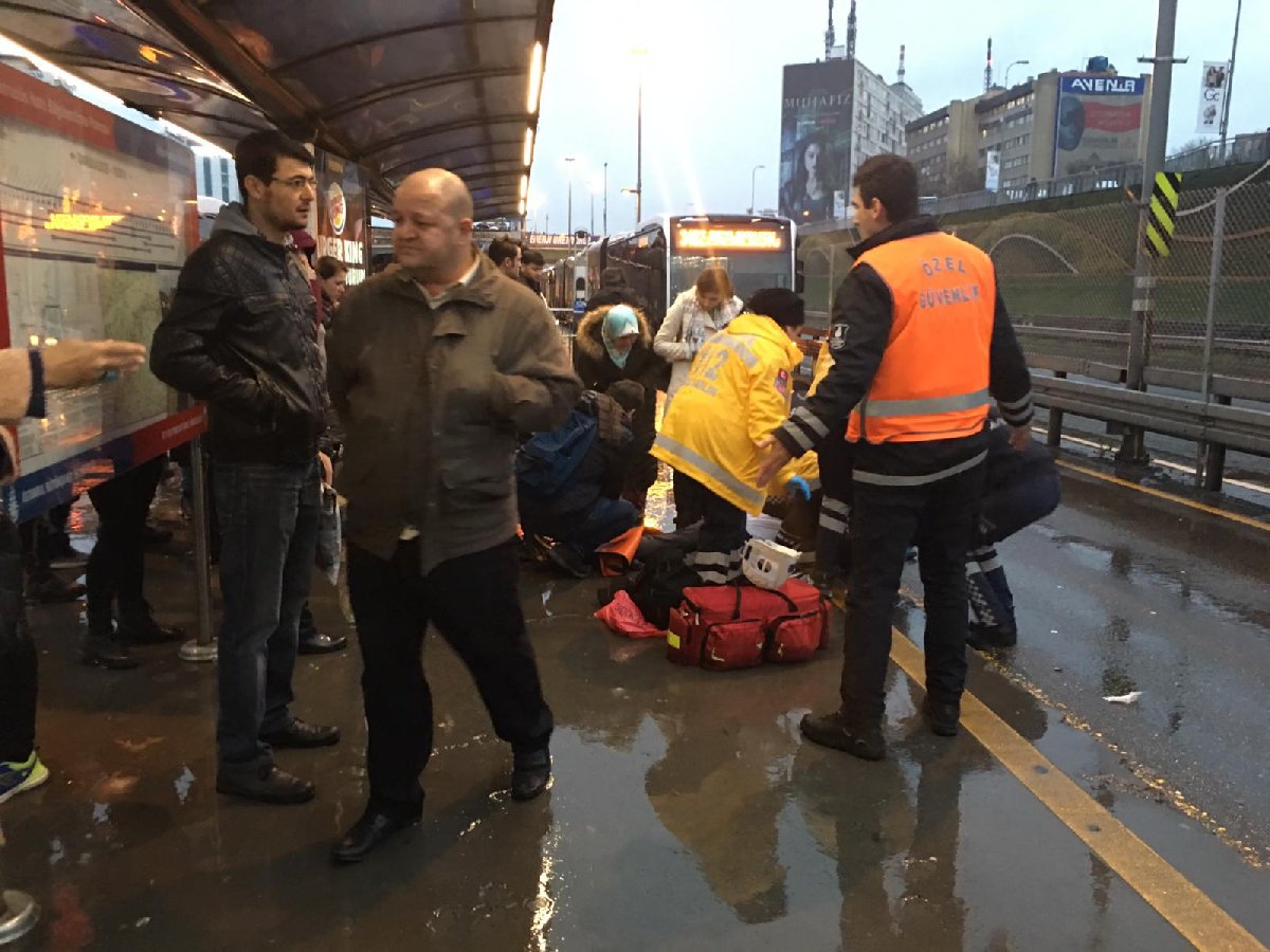 İstanbul Perpa'da Metrobüs yayaya çarptı