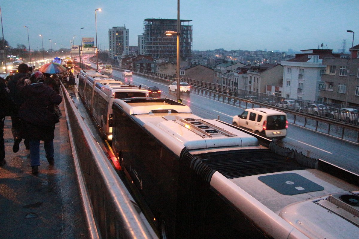 İstanbul Perpa'da Metrobüs yayaya çarptı