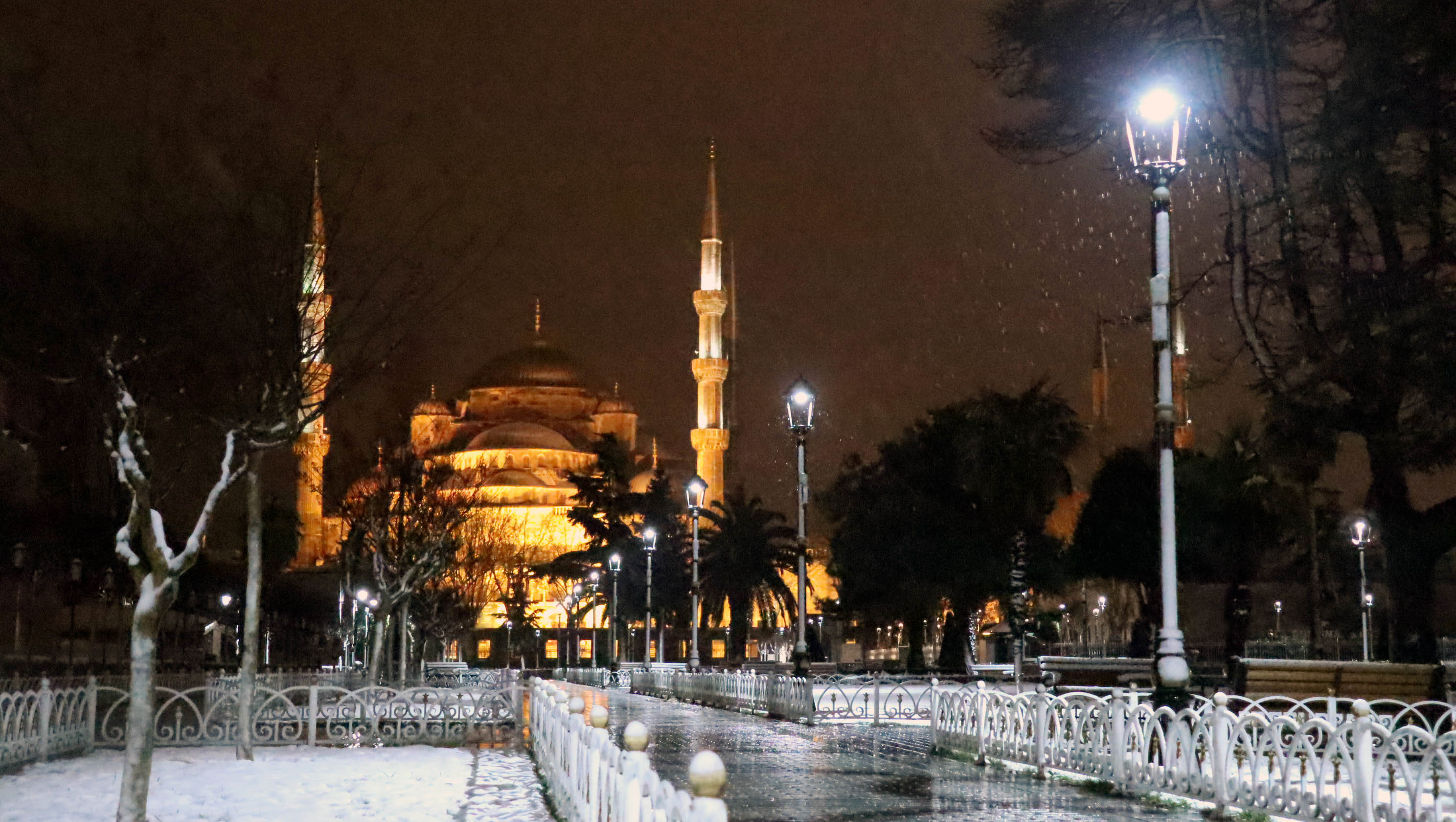 İstanbul'da kar yağışı gün boyu etkisini sürdürecek
