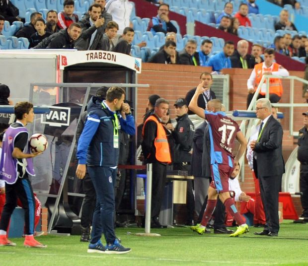 Burak Yılmaz'dan taraftarlara olay hareket!