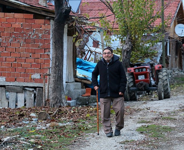 Kedisiyle sokakta kalan Ali Dede'ye yardım eli