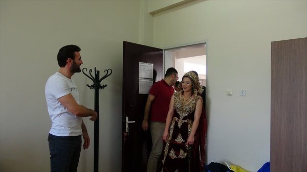 Gündüz sınav, akşam kına! Kaftanıyla sınava girdi!