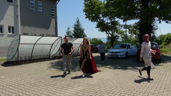 Gündüz sınav, akşam kına! Kaftanıyla sınava girdi!