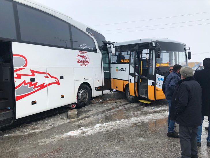 Malatya'da yolcu otobüsü ile halk otobüsü çarpıştı