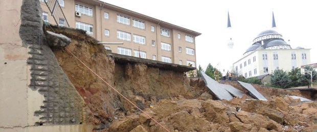 İstanbul Sancaktepe'de okulun duvarı çöktü!