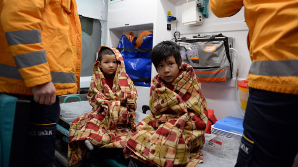 Pencereden atılan çocukları yakaladı