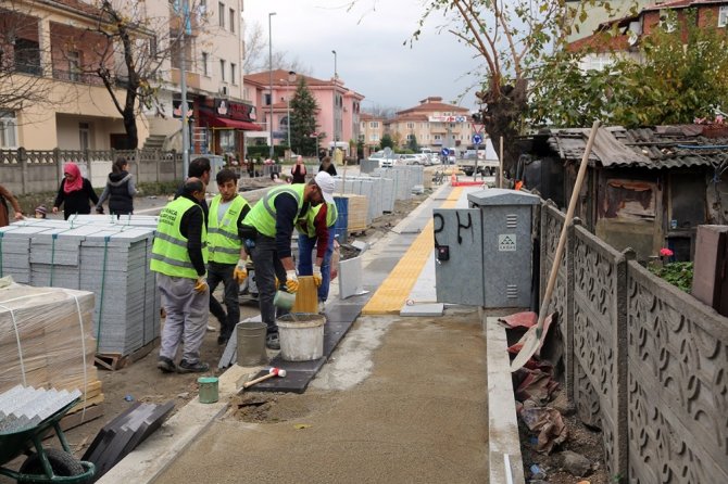 Sapanca’da kaldırımlar görme engelliler için düzenleniyor