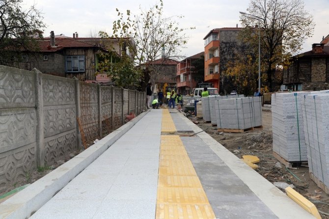 Sapanca’da kaldırımlar görme engelliler için düzenleniyor