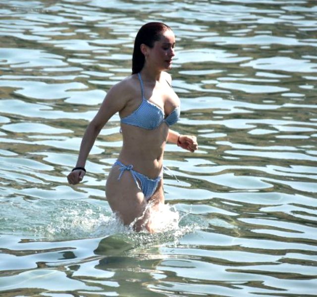 Şarkıcı Elif Kaya amuda kalktı