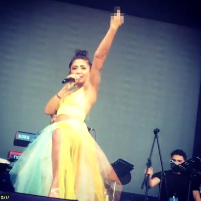 Şarkıcı Melek Mosso'nun sahnede orta parmak işareti tepki çekti