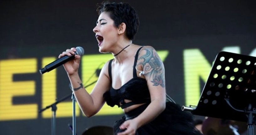 Şarkıcı Melek Mosso'nun sahnede orta parmak işareti tepki çekti