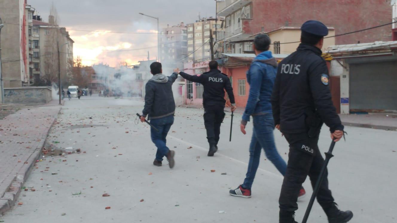 İki aile birbirine girdi, çıkan olaya 200 polis müdahale etti