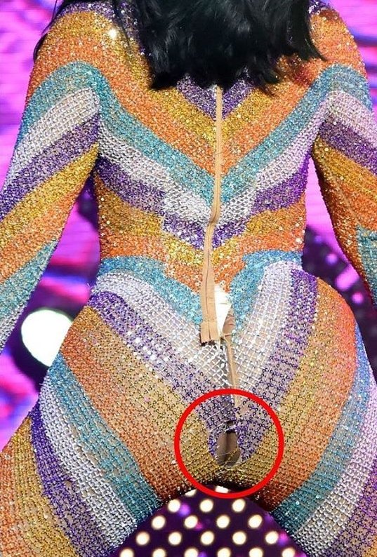 Cardi B konserde twerk yaparken kostümü yırtıldı